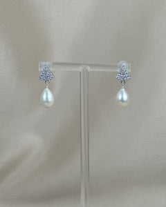 Teardrop Pearl Christmas Stud